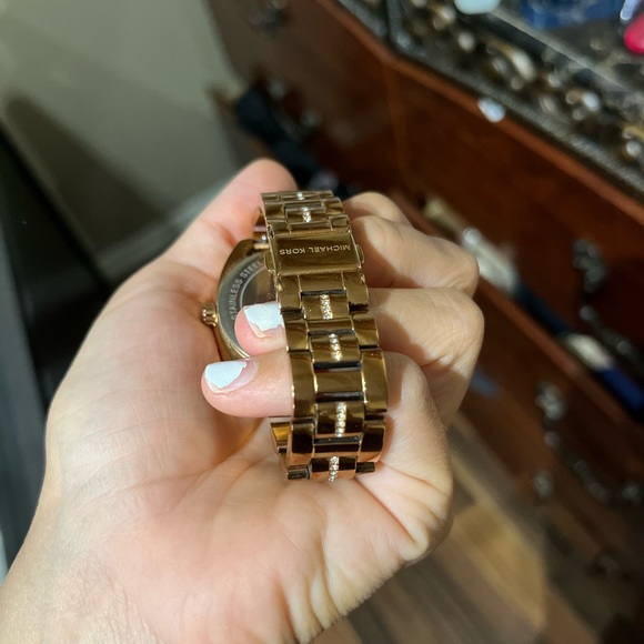 Micheal Kors rose gold watch✨😍 - Picture 7 of 9